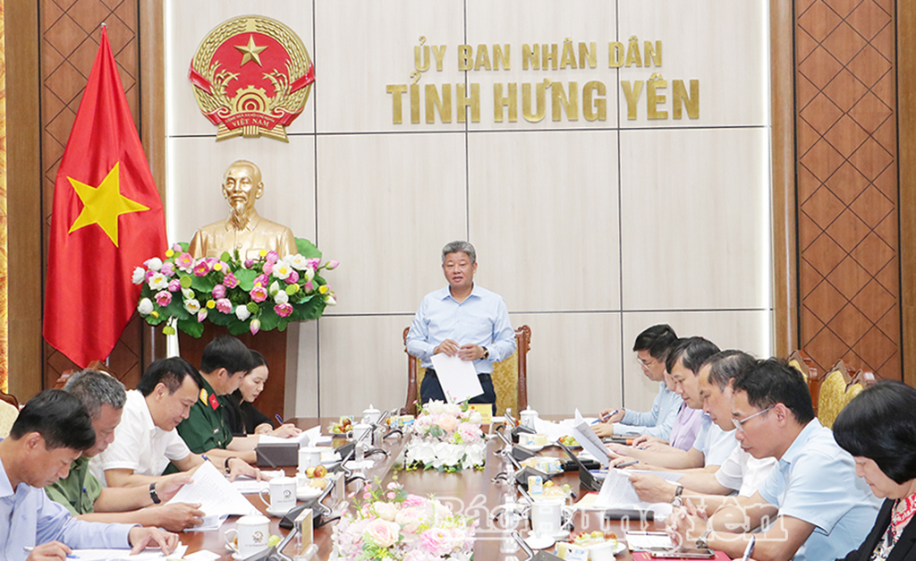 Đồng chí Nguyễn Mạnh Quyền, Phó Bí thư Tỉnh ủy, Chủ tịch UBND tỉnh, Chủ tịch Hội đồng Thi đua - Khen thưởng tỉnh chủ trì phiên họp.