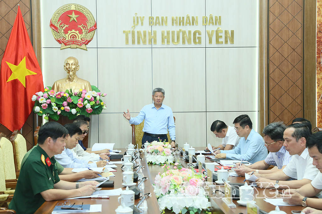 Đồng chí Nguyễn Mạnh Quyền, Phó Bí thư Tỉnh ủy, Chủ tịch UBND tỉnh phát biểu chỉ đạo tại cuộc họp.
