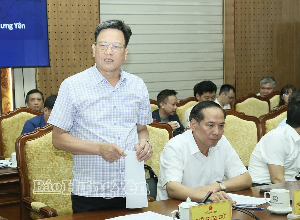 Đồng chí Vũ Kim Cứ, Ủy viên Ban Thường vụ Tỉnh ủy, Trưởng ban Quản lý Khu Kinh tế và các khu công nghiệp tỉnh phát biểu.