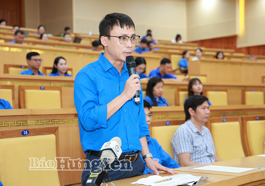 Đoàn viên, thanh niên kiến nghị với lãnh đạo UBND tỉnh. 