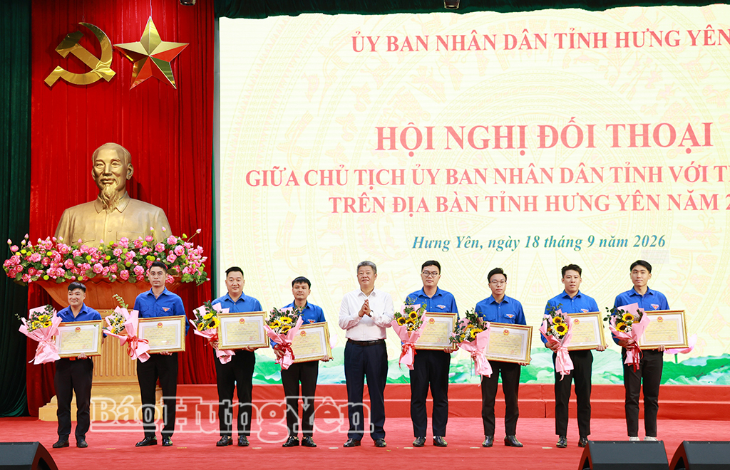 Đồng chí Nguyễn Mạnh Quyền, Phó Bí thư Tỉnh ủy, Chủ tịch UBND tỉnh trao Bằng khen tặng các tập thể, cá nhân có thành tích xuất sắc trong phòng trào Thanh niên tỉnh Hưng Yên ứng dụng tiến bộ khoa học công nghệ và đổi mới sáng tạo, góp phần vào sự phát triển kinh tế xã hội.