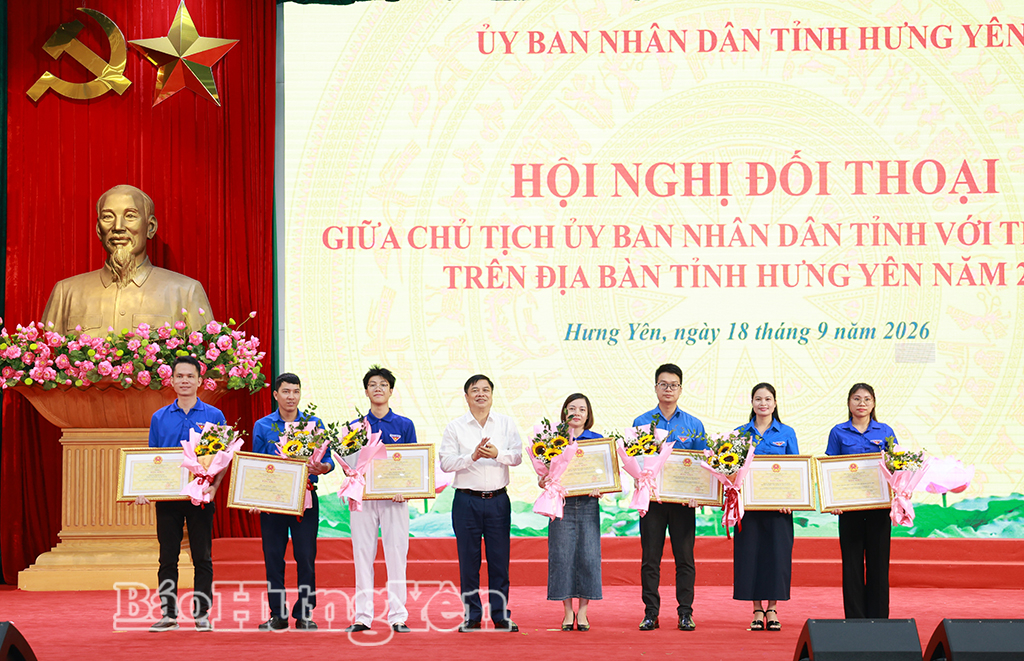 Đồng chí Phạm Văn Nghiêm, Phó Chủ tịch UBND tỉnh trao Bằng khen tặng các tập thể, cá nhân có thành tích xuất sắc trong phòng trào Thanh niên tỉnh Hưng Yên ứng dụng tiến bộ khoa học công nghệ và đổi mới sáng tạo, góp phần vào sự phát triển kinh tế xã hội.