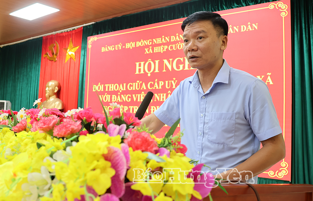 Lãnh đạo xã phát biểu tại hội nghị.