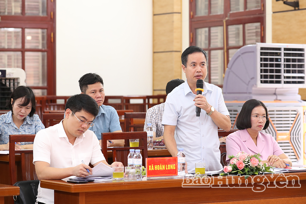 Lãnh đạo xã Hoàn Long báo cáo nội dung tại buổi làm việc.
