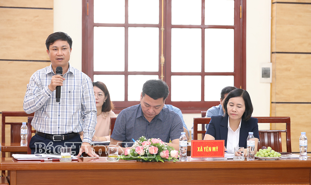 Lãnh đạo xã Yên Mỹ báo cáo nội dung tại buổi làm việc.
