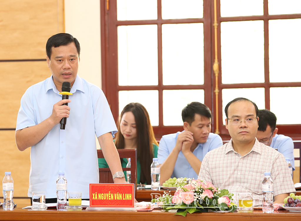 Lãnh đạo xã Nguyễn Văn Linh báo cáo nội dung tại buổi làm việc.