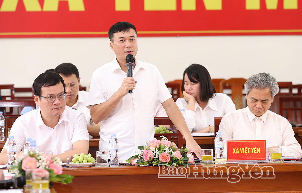 Lãnh đạo xã Việt Yên báo cáo nội dung tại buổi làm việc.