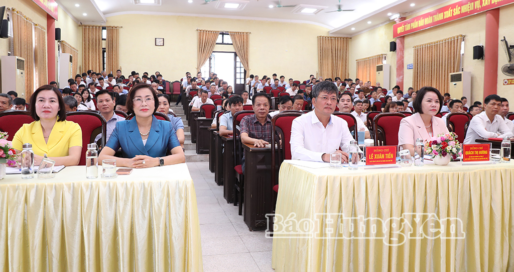 Các đại biểu dự lễ khai giảng.