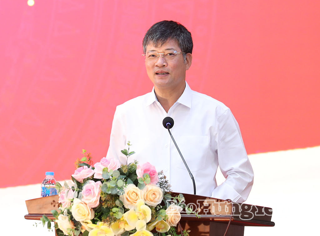 Đồng chí Lê Xuân Tiến, Ủy viên Ban Thường vụ Tỉnh ủy, Phó Chủ tịch Thường trực HĐND tỉnh phát biểu tại lễ khai giảng.