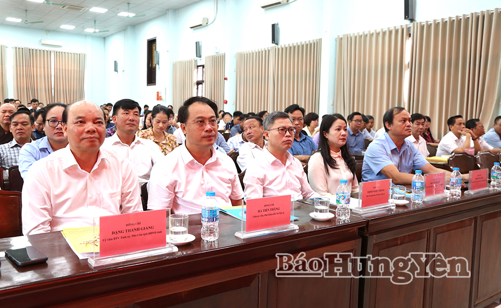 Các đại biểu dự khai giảng lớp bồi dưỡng.