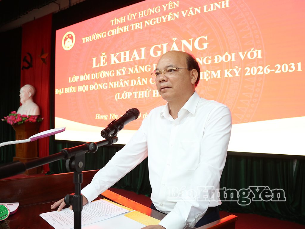 Đồng chí Đặng Thanh Giang, Ủy viên Ban Thường vụ Tỉnh ủy, Phó Chủ tịch HĐND tỉnh phát biểu tại lễ khai giảng.