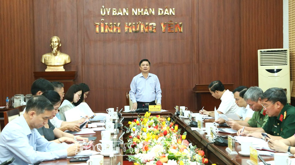 Đồng chí Phạm Văn Nghiêm, Phó Chủ tịch UBND tỉnh chủ trì cuộc họp. 