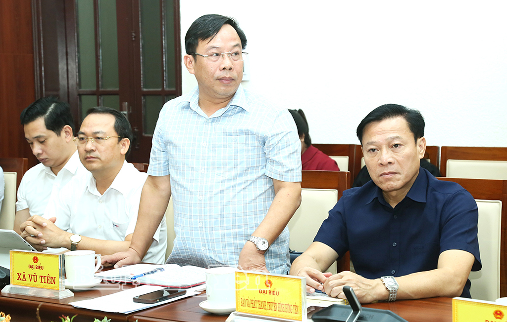 Đại diện lãnh đạo xã Vũ Tiên phát biểu tại cuộc họp. 