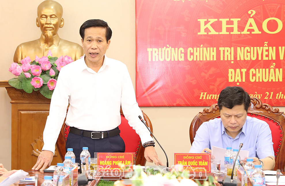 Đồng chí Hoàng Phúc Lâm, Phó Giám đốc Học viện Chính trị quốc gia Hồ Chí Minh phát biểu tại buổi làm việc.