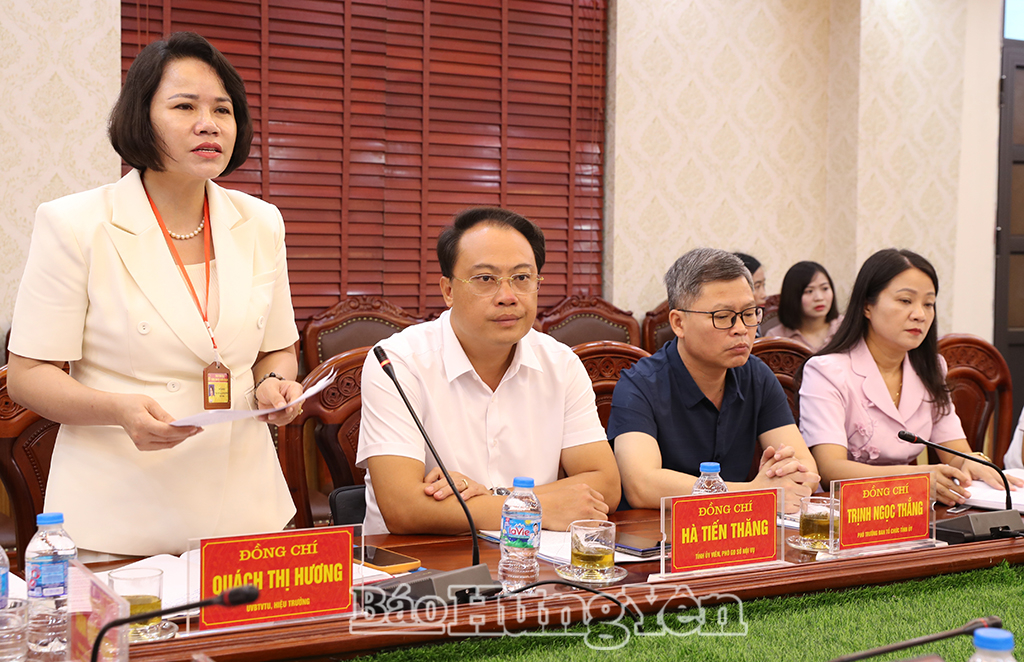 Đồng chí Quách Thị Hương, Ủy viên Ban Thường vụ Tỉnh ủy, Hiệu trưởng Trường Chính trị Nguyễn Văn Linh báo cáo nội dung tại buổi làm việc.