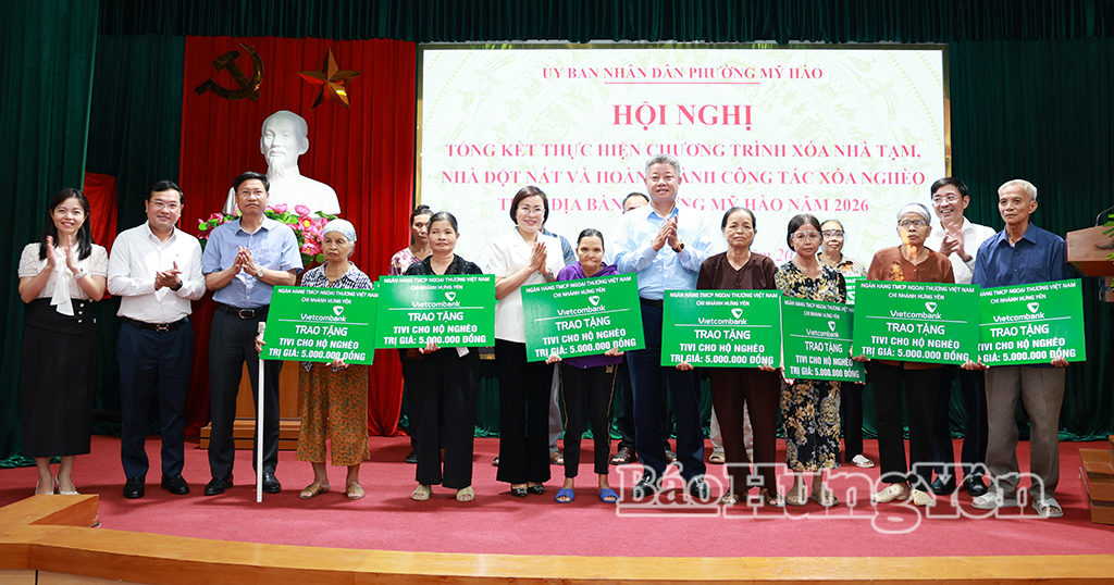 Đồng chí Nguyễn Mạnh Quyền, Phó Bí thư Tỉnh ủy, Chủ tịch UBND tỉnh cùng các đại biểu chụp ảnh lưu niệm với các hộ nghèo trên địa bàn phường Mỹ Hào được nhận hỗ trợ kinh phí xây, sửa nhà ở và các vật dụng thiết yếu từ các đơn vị, doanh nghiệp trao tặng.