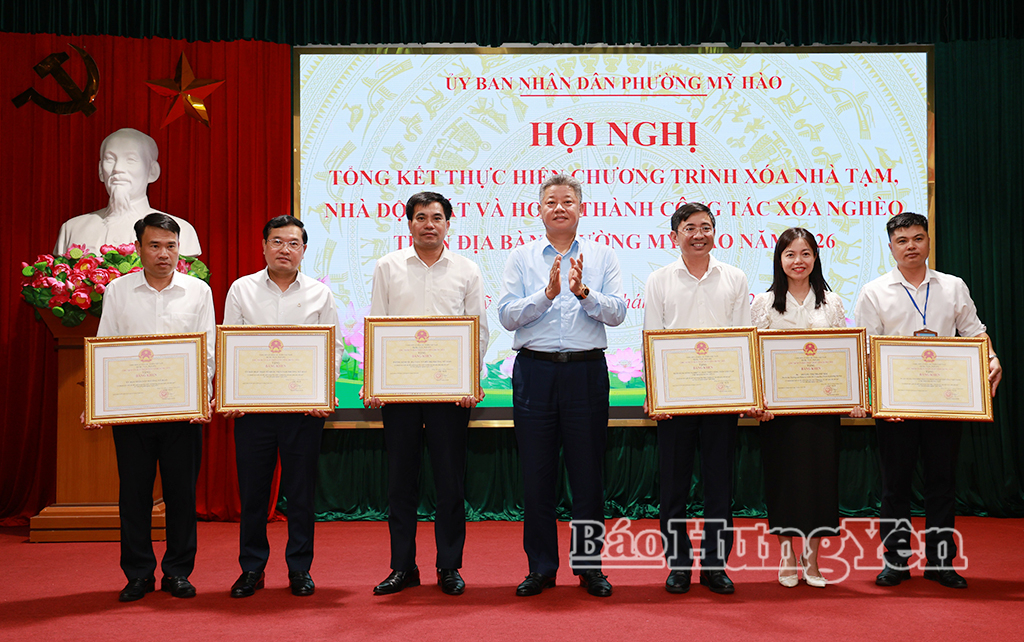 Đồng chí Nguyễn Mạnh Quyền, Phó Bí thư Tỉnh ủy, Chủ tịch UBND tỉnh trao Bằng khen của Chủ tịch UBND tỉnh tặng các tập thể, cá nhân có thành tích xuất sắc đột xuất trong thực hiện “Chung tay xóa nhà tạm, nhà dột nát