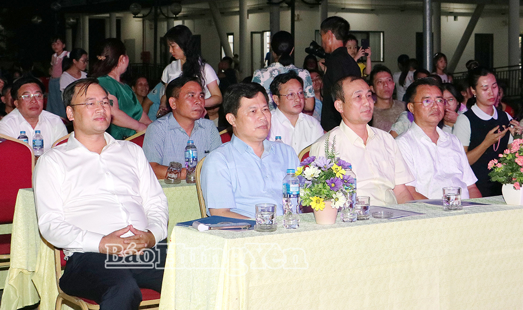 Đồng chí Trần Quốc Toản, Phó Bí thư Thường trực Tỉnh ủy, Chủ tịch Ủy ban MTTQ Việt Nam tỉnh và các đại biểu dự chương trình Đêm hội trăng rằm “Lồng đèn thắp sáng ước mơ” tỉnh Hưng Yên năm 2026.