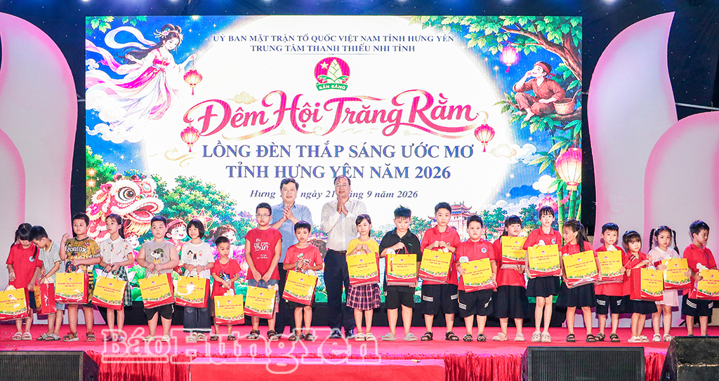 Đồng chí Trần Quốc Toản, Phó Bí thư Thường trực Tỉnh ủy, Chủ tịch Ủy ban MTTQ Việt Nam tỉnh và lãnh đạo Tỉnh đoàn trao quà tặng trẻ em có hoàn cảnh khó khăn vươn lên trong học tập.