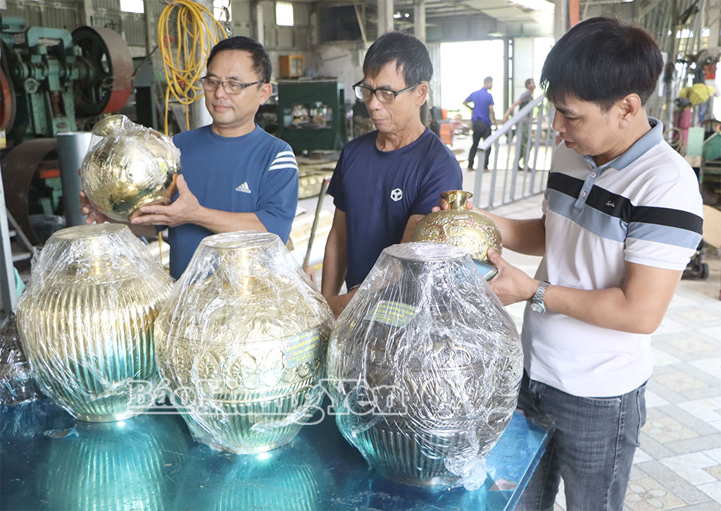 Sản phẩm bình hút lộc của Công ty TNHH Thành Chương Thái Bình, thôn Hồng Thái thu hút người tiêu dùng tới tham quan, mua sắm.
