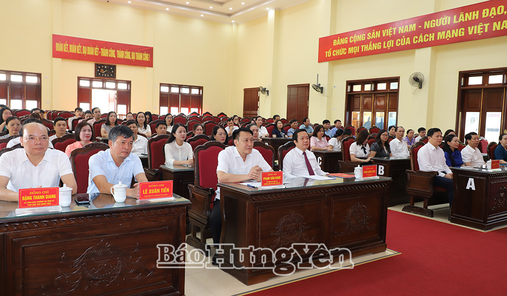 Các đồng chí: Phạm Quang Ngọc, Ủy viên Ban Chấp hành Trung ương Đảng, Bí thư Tỉnh ủy; Trần Quốc Toản, Phó Bí thư Thường trực Tỉnh ủy, Chủ tịch Ủy ban MTTQ Việt Nam cùng các đại biểu dự hội nghị.