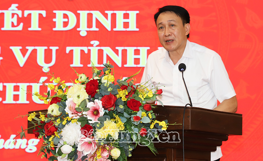 Đồng chí Phạm Văn Khuê, Ủy viên Ban Thường vụ Tỉnh ủy, Trưởng ban Tổ chức Tỉnh ủy công bố quyết định của Ban Thường vụ Tỉnh ủy về công tác cán bộ.