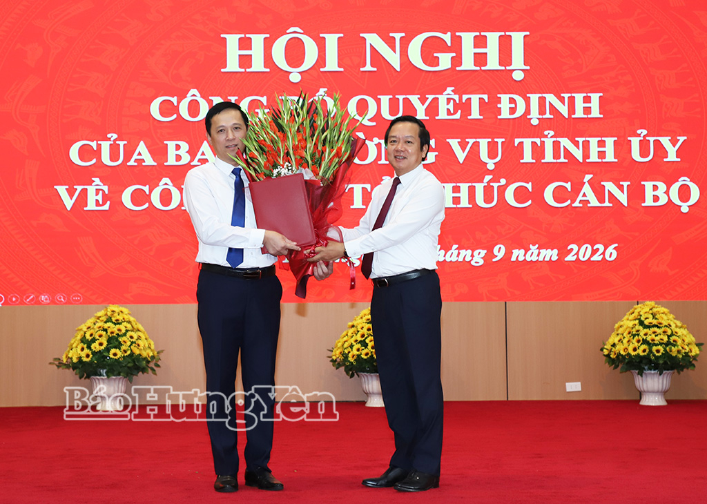 Đồng chí Phạm Quang Ngọc, Ủy viên Ban Chấp hành Trung ương Đảng, Bí thư Tỉnh ủy trao quyết định và tặng hoa chúc mừng đồng chí Nguyễn Thanh Tuấn, Phó Bí thư chuyên trách Đảng ủy các cơ quan Đảng tỉnh.