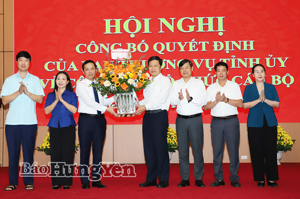 Ban Thường vụ Đảng ủy các cơ quan Đảng tỉnh tặng hoa chúc mừng tặng hoa chúc mừng đồng chí Nguyễn Thanh Tuấn, Phó Bí thư chuyên trách Đảng ủy các cơ quan Đảng tỉnh.