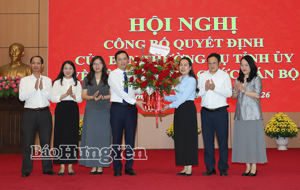 Lãnh đạo Ban Tuyên giáo và Dân vận Tỉnh ủy tặng hoa chúc mừng đồng chí Nguyễn Thanh Tuấn, Phó Bí thư chuyên trách Đảng ủy các cơ quan Đảng tỉnh.
