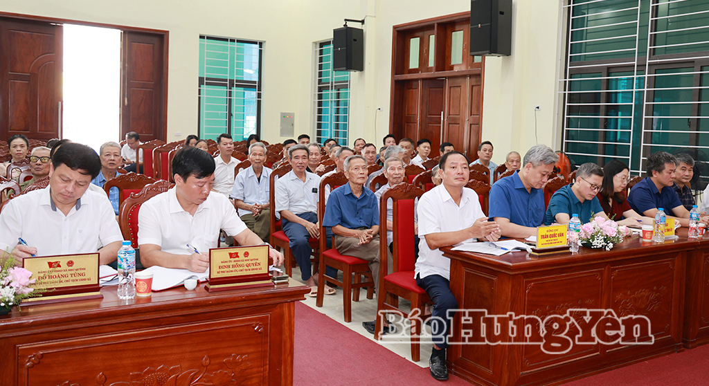 Đồng chí Trần Quốc Văn, Phó Bí thư Tỉnh ủy, Chủ tịch HĐND tỉnh cùng các đại biểu dự sinh hoạt Chi bộ thôn Nhạc Miếu, xã Như Quỳnh.