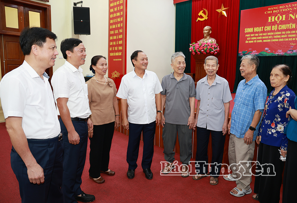 Đồng chí Trần Quốc Văn, Phó Bí thư Tỉnh ủy, Chủ tịch HĐND tỉnh và các đại biểu trao đổi với đảng viên Chi bộ thôn Nhạc Miếu, xã Như Quỳnh.