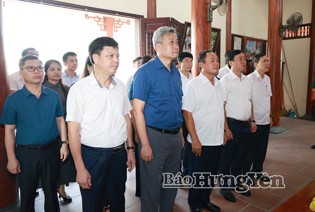 Đồng chí Trần Quốc Văn, Phó Bí thư Tỉnh ủy, Chủ tịch HĐND tỉnh và các đại biểu dâng hương tưởng nhớ Chủ tịch Hồ Chí Minh tại Khu lưu niệm Chủ tịch Hồ Chí Minh ở thôn Đình Dù, xã Như Quỳnh.