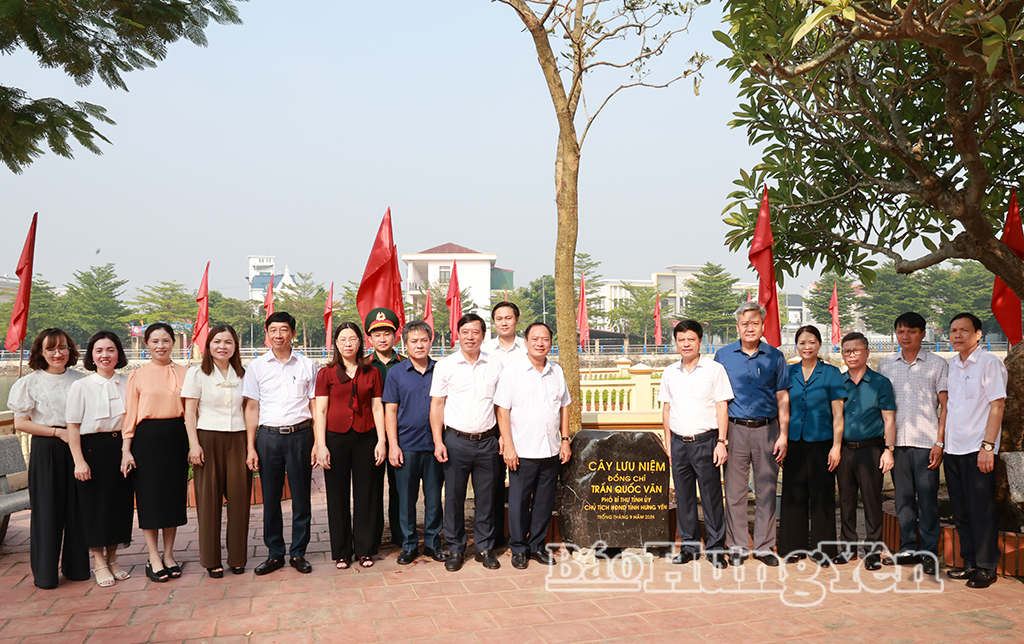 Đồng chí Trần Quốc Văn, Phó Bí thư Tỉnh ủy, Chủ tịch HĐND tỉnh và các đại biểu trồng cây lưu niệm trong khuôn viên Khu lưu niệm Chủ tịch Hồ Chí Minh ở thôn Đình Dù, xã Như Quỳnh.