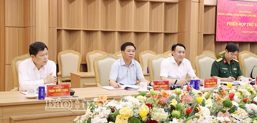 Đồng chí Trần Quốc Toản, Phó Bí thư Thường trực Tỉnh ủy, Chủ tịch Ủy ban MTTQ Việt Nam tỉnh và các đại biểu dự phiên họp.