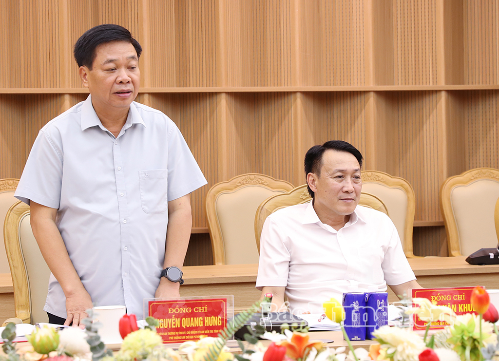 Đồng chí Nguyễn Quang Hưng, Ủy viên Ban Thường vụ Tỉnh ủy, Chủ nhiệm Ủy ban Kiểm tra Tỉnh ủy phát biểu tại phiên họp.