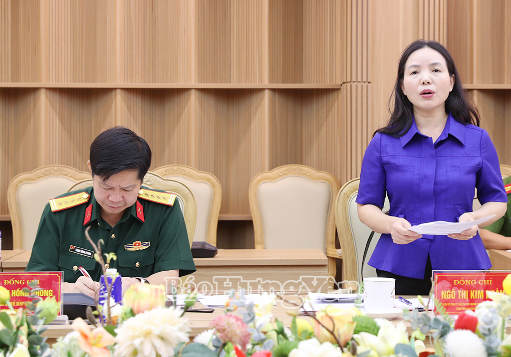 Đồng chí Ngô Thị Kim Hoàn, Ủy viên Ban Thường vụ Tỉnh ủy, Phó Chủ tịch Thường trực Ủy ban MTTQ Việt Nam tỉnh phát biểu tại phiên họp.