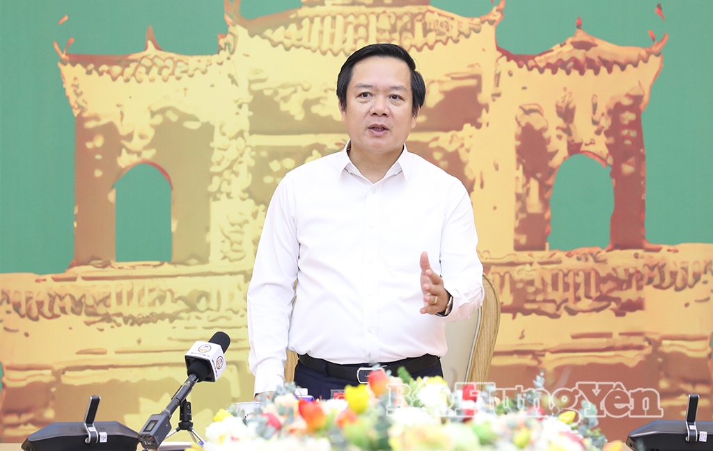 Đồng chí Phạm Quang Ngọc, Ủy viên Ban Chấp hành Trung ương Đảng, Bí thư Tỉnh ủy, Trưởng ban Chỉ đạo tỉnh phát biểu kết luận tại phiên họp.