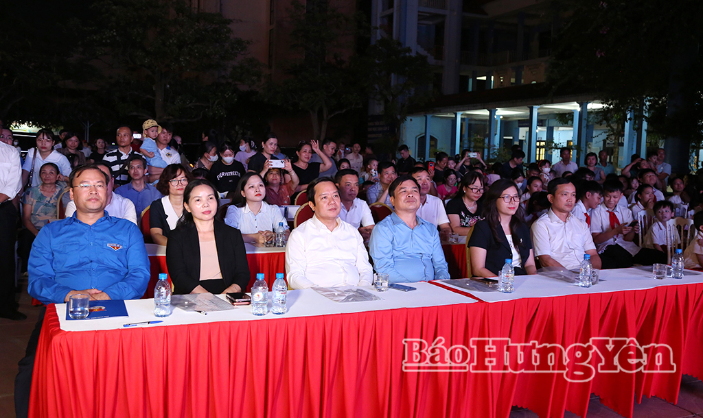 Đồng chí Phạm Quang Ngọc, Ủy viên Ban Chấp hành Trung ương Đảng, Bí thư Tỉnh ủy và các đại biểu dự Chương trình Đêm hội trăng rằm “Lồng đèn thắp sáng ước mơ”.