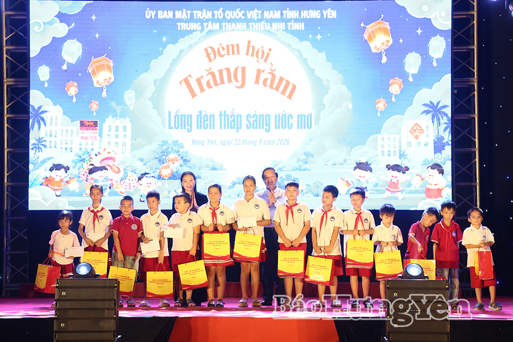 Các đồng chí: Phạm Quang Ngọc, Ủy viên Ban Chấp hành Trung ương Đảng, Bí thư Tỉnh ủy; Ngô Thị Kim Hoàn, Ủy viên Ban Thường vụ Tỉnh ủy, Phó Chủ tịch Thường trực Ủy ban MTTQ Việt Nam tỉnh trao quà tặng học sinh có hoàn cảnh khó khăn vươn lên trong học tập.