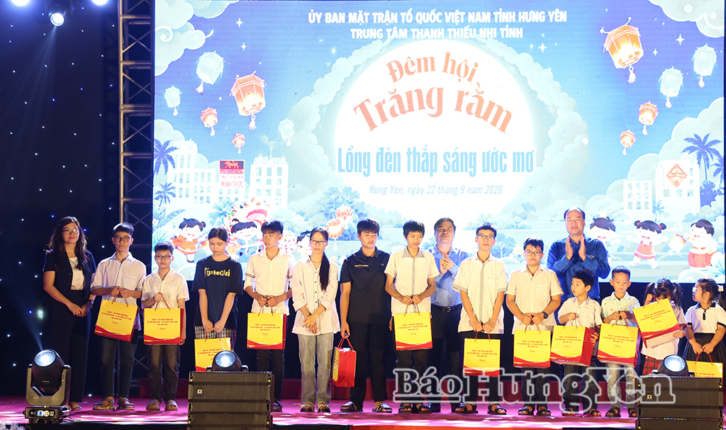 Đồng chí Phạm Văn Nghiêm, Phó Chủ tịch UBND tỉnh và các đại biểu tặng quà động viên các em học sinh khiếm thị.