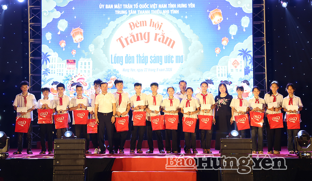 Lãnh đạo Trung tâm Thanh thiếu nhi tỉnh và các doanh nghiệp tài trợ chương trình tặng quà học sinh có hoàn cảnh khó khăn vươn lên trong học tập.