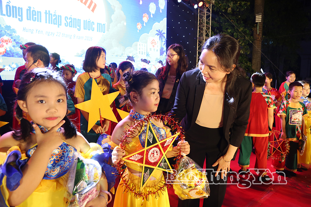 Đồng chí Ngô Thị Kim Hoàn, Ủy viên Ban Thường vụ Tỉnh ủy, Phó Chủ tịch Thường trực Ủy ban MTTQ Việt Nam tỉnh chung vui với các em nhi đồng trong Chương trình Đêm hội trăng rằm “Lồng đèn thắp sáng ước mơ”.