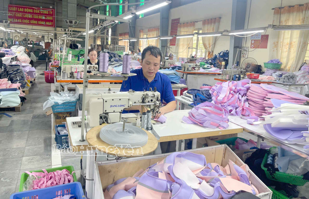 Sản xuất tại Công ty Cổ phần Sản xuất dịch vụ thương mại sản phẩm da Ladoda,xã Như Quỳnh.