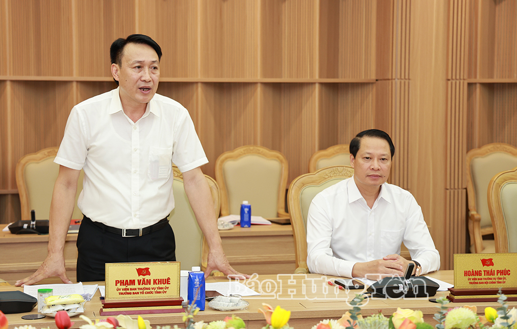 Đồng chí Phạm Văn Khuê, Ủy viên Ban Thường vụ Tỉnh ủy, Trưởng ban Tổ chức Tỉnh ủy phát biểu tại cuộc họp.