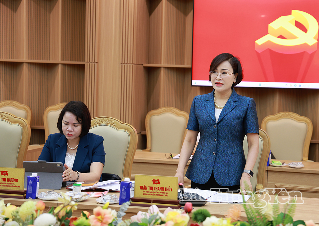 Đồng chí Trần Thị Thanh Thủy, Ủy viên Ban Thường vụ Tỉnh ủy, Bí thư Đảng ủy, Chủ tịch HĐND phường Mỹ Hào phát biểu tại cuộc họp.