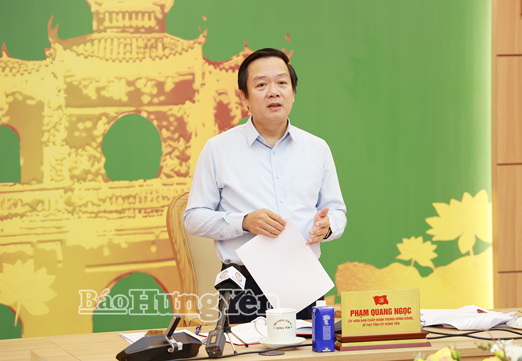Đồng chí Phạm Quang Ngọc, Ủy viên Ban Chấp hành Trung ương Đảng, Bí thư Tỉnh ủy phát biểu chỉ đạo tại cuộc họp.