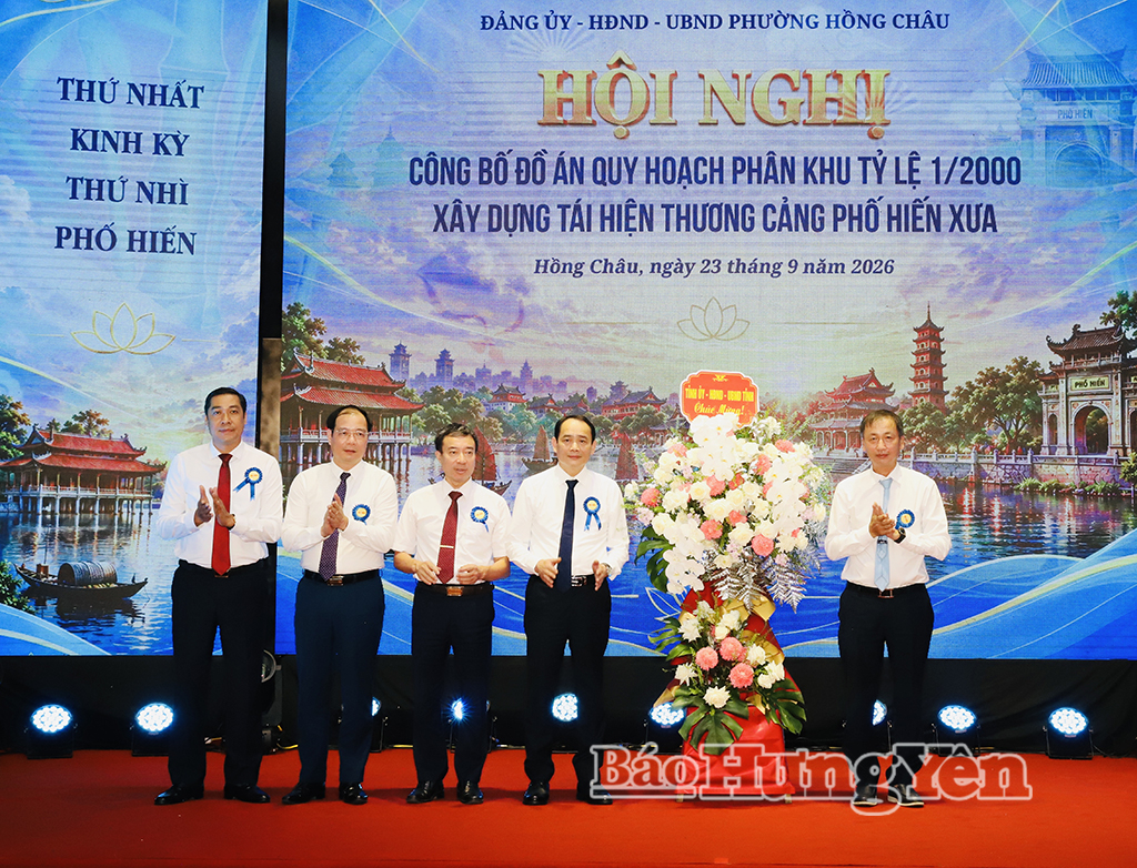 Đồng chí Nguyễn Hùng Nam, Phó Chủ tịch UBND tỉnh tặng hoa chúc mừng các phường, xã trong vùng quy hoạch.