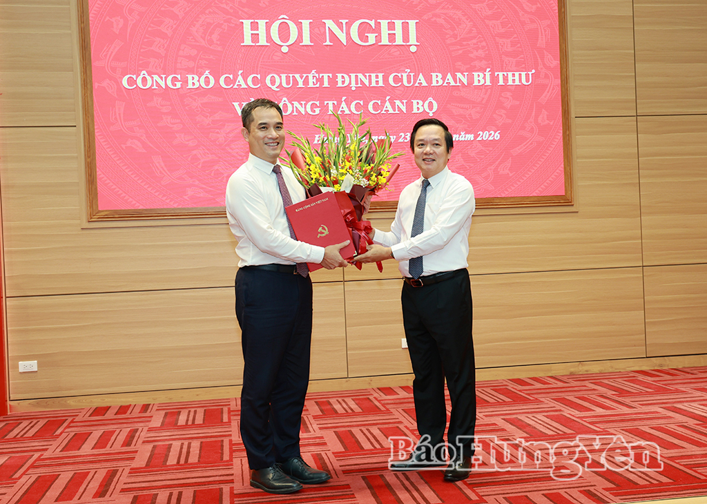 Đồng chí Phạm Quang Ngọc, Ủy viên Ban Chấp hành Trung ương Đảng, Bí thư Tỉnh ủy trao quyết định và tặng hoa chúc mừng đồng chí Phạm Bảo Sơn.