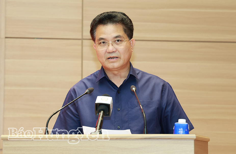 Đồng chí Lê Quang Hòa, Ủy viên Ban Thường vụ Tỉnh ủy, Phó Chủ tịch UBND tỉnh trình bày báo cáo tại hội nghị.