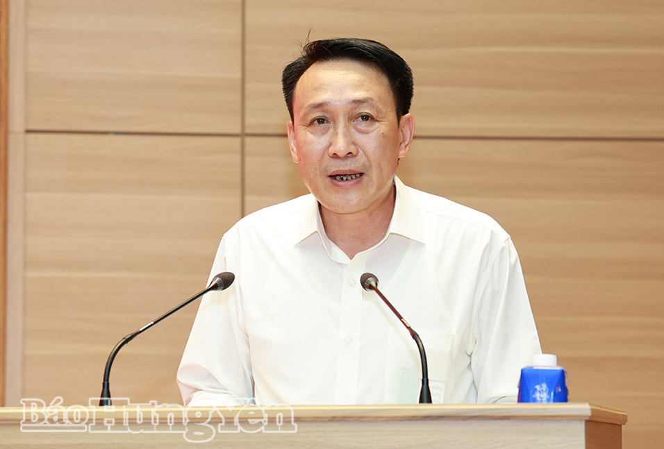 Đồng chí Phạm Văn Khuê, Ủy viên Ban Thường vụ Tỉnh ủy, Trưởng ban Tổ chức Tỉnh ủy trình bày các tờ trình tại hội nghị.